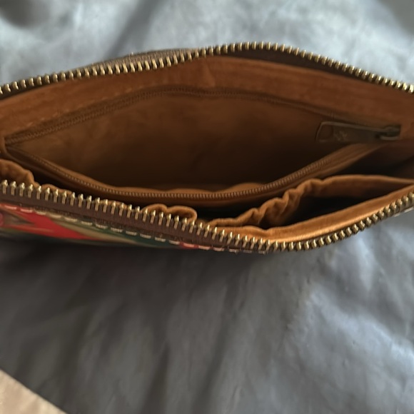 Patricia Nash Floral clutch/wristlet - Picture 3 of 3